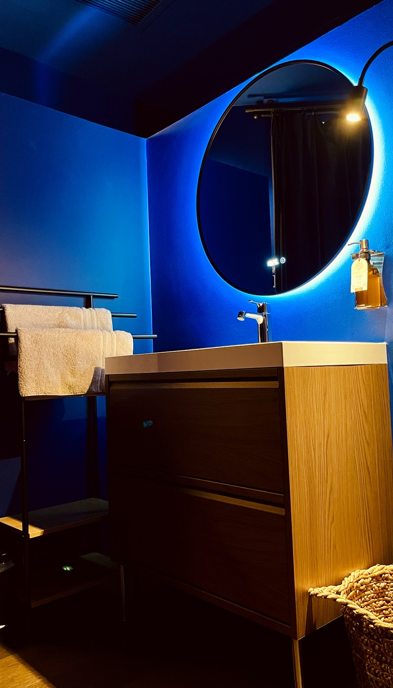 Photo du cabinet de toilette dans la chambre de la loveroom Le Goût du Péché à Mulhouse