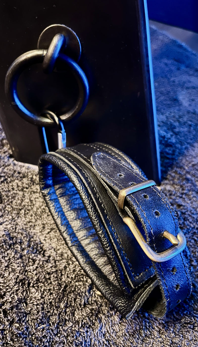 Photo des bracelets de chevilles de la croix de Saint André dans la salle de jeu BDSM de la loveroom Le Goût du Péché à Mulhouse
