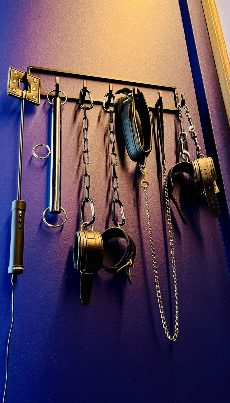 Photo des accessoires de la salle de jeu BDSM de la loveroom Le Goût du Péché à Mulhouse