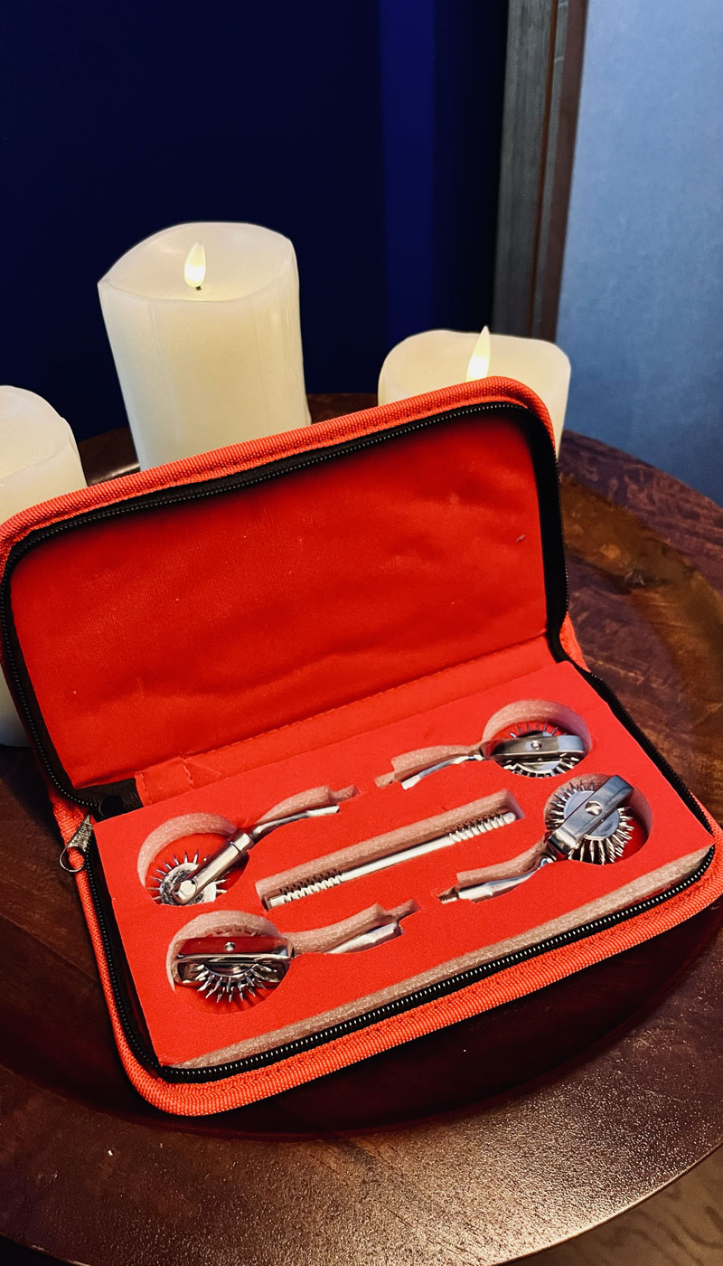 Photo des accessoires de la salle de jeu BDSM de la loveroom Le Goût du Péché à Mulhouse