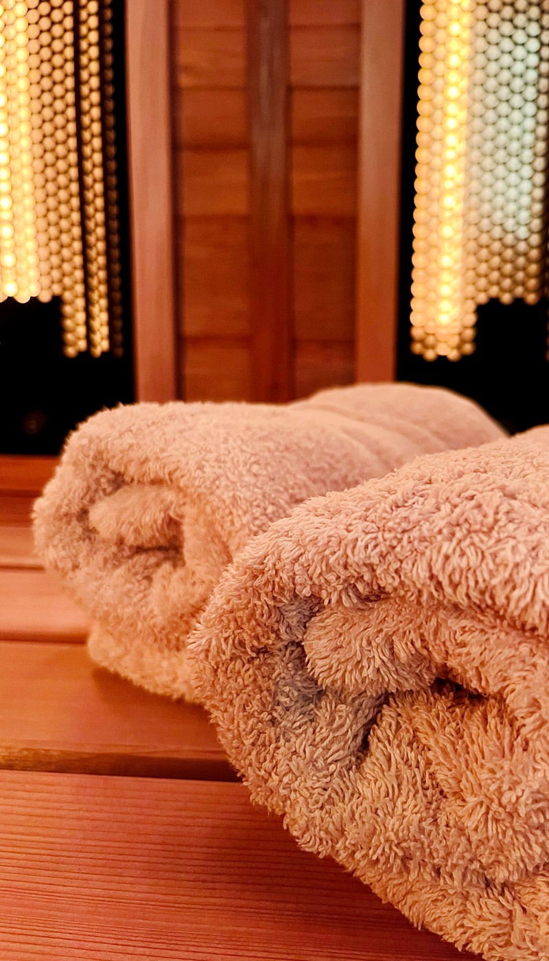 Photo du sauna en bois de la loveroom Le Goût du Péché à Mulhouse