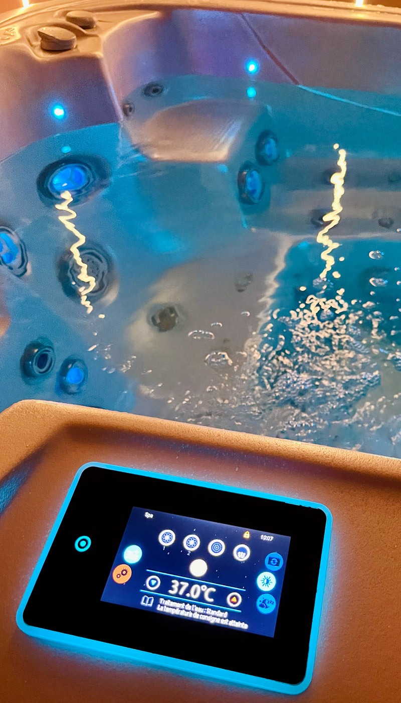 Photo du spa jacuzzi de la loveroom Le Goût du Péché à Mulhouse